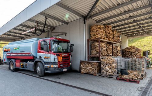 Lkw und Brennholz im Bezirk Bludenz